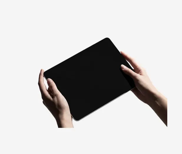 Мокап iPad Pro — В руках